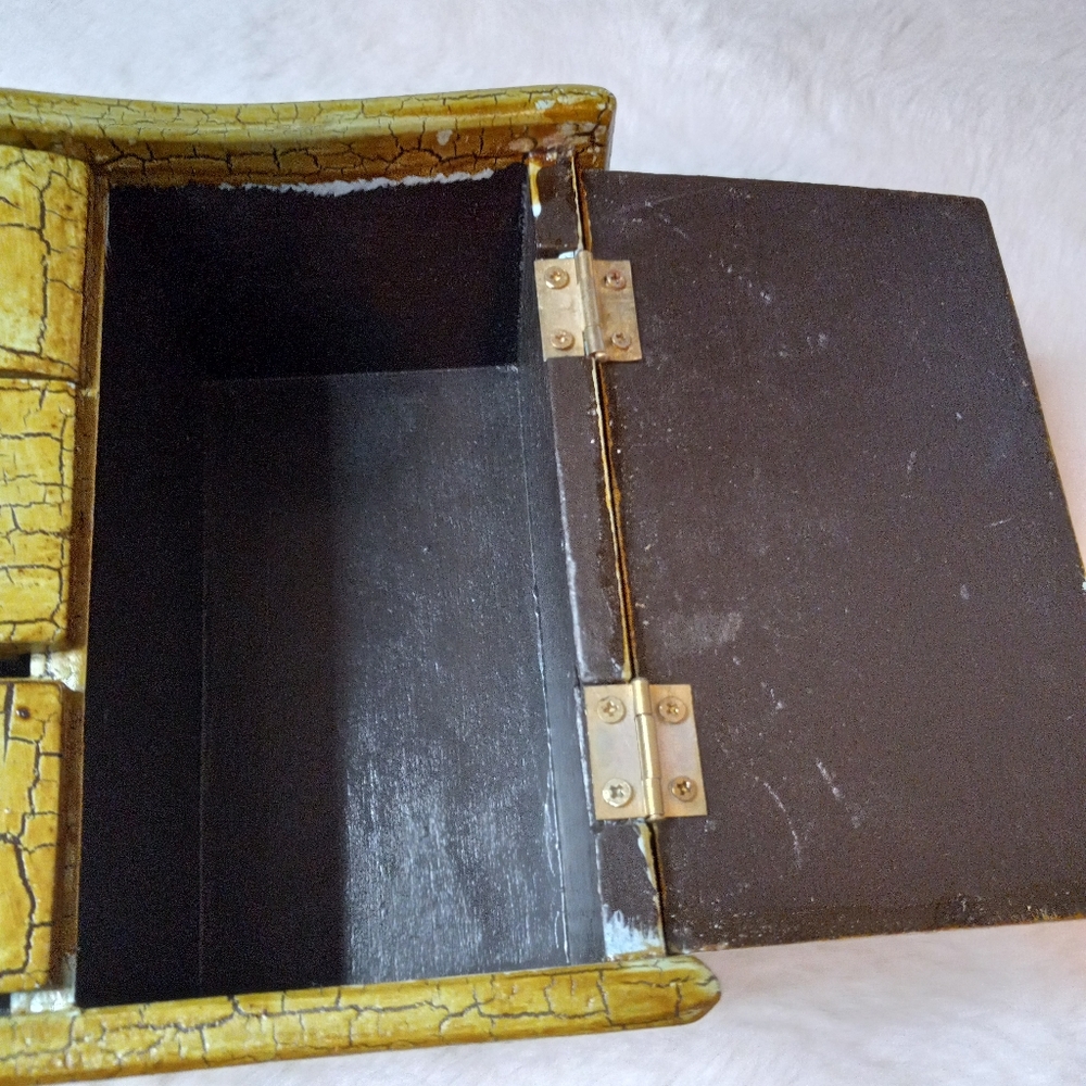 Kitschy Mini Wardrobe Style Teddy Bear Jewelry Box - Picture 10 of 15
